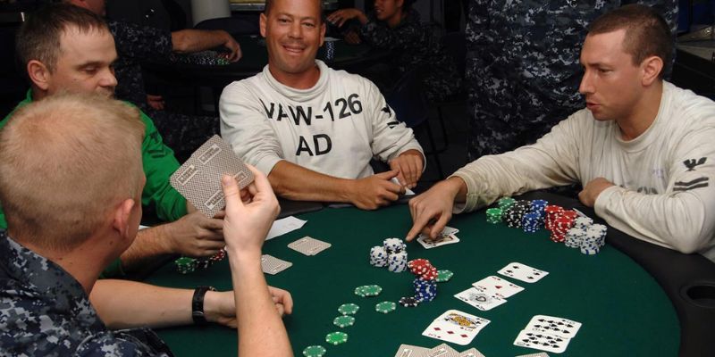 Giải mã ám hiệu dân bài khi đấu trí căng thẳng